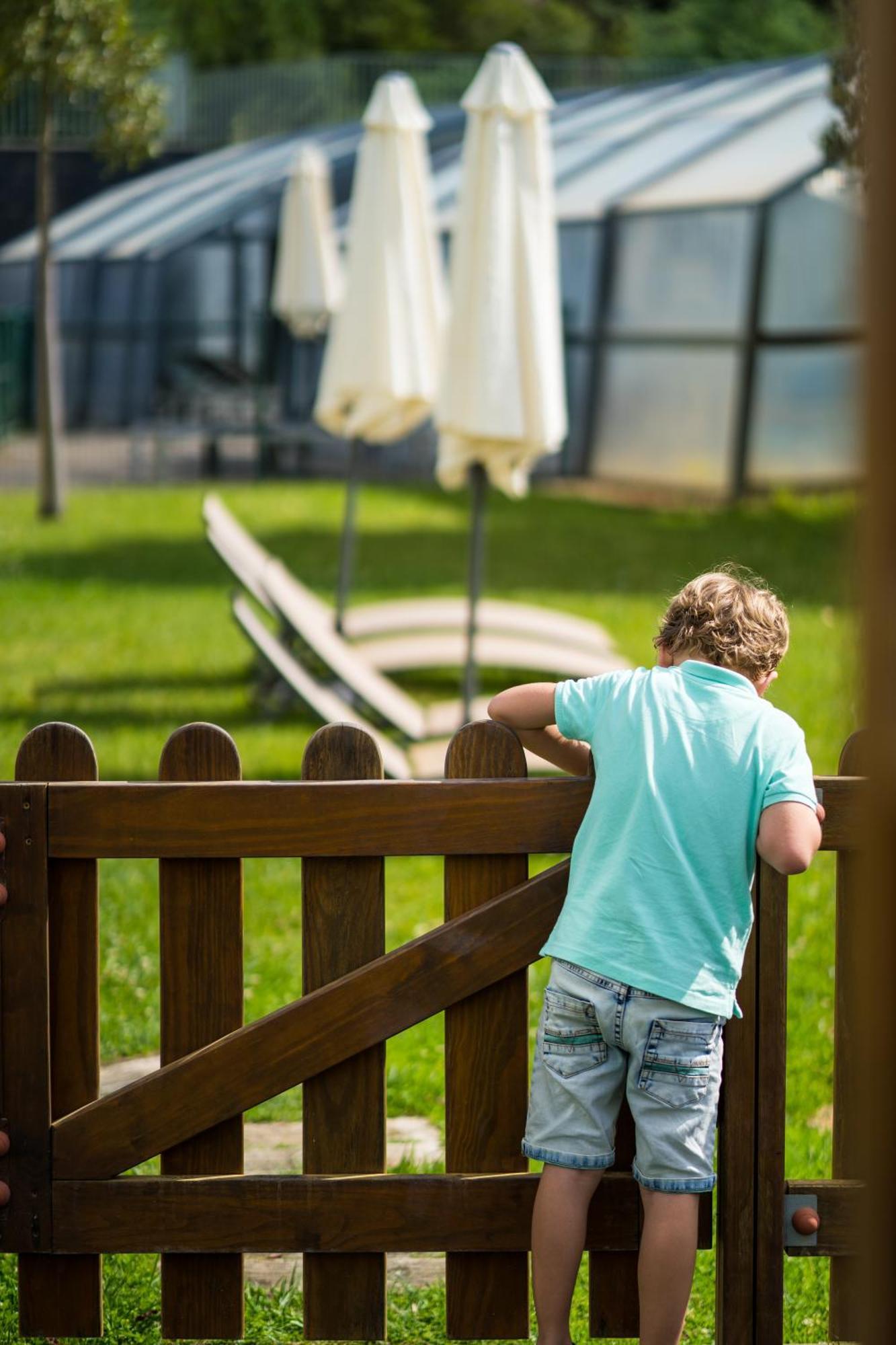 Monchique Resort & Spa Eksteriør bilde A child looking through a fence